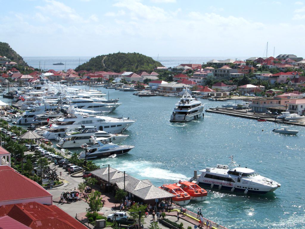 Vista de barcos luxuosos em Gustavia, St Barths 