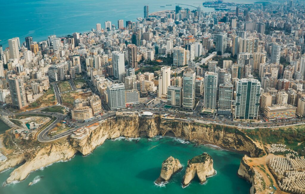 Vista da  Beirute, Líbano com prédios e mar em volta - Representa seguro viagem para Beirute.