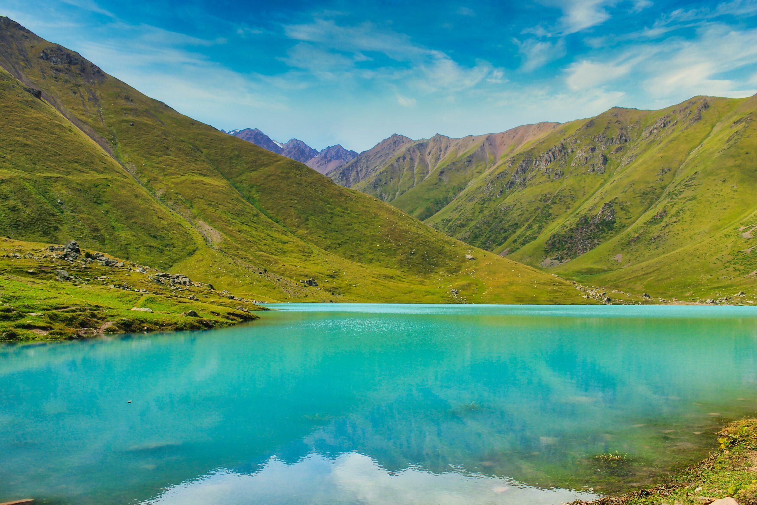 Vista panorâmica da manhã do lago Kol-Tor no Quirguistão. Representa seguro viagem para Quirguistão.