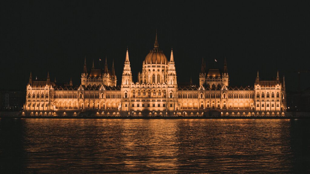 Vista do Parlamento de Budapeste, na Hungria a noite iluminado.
