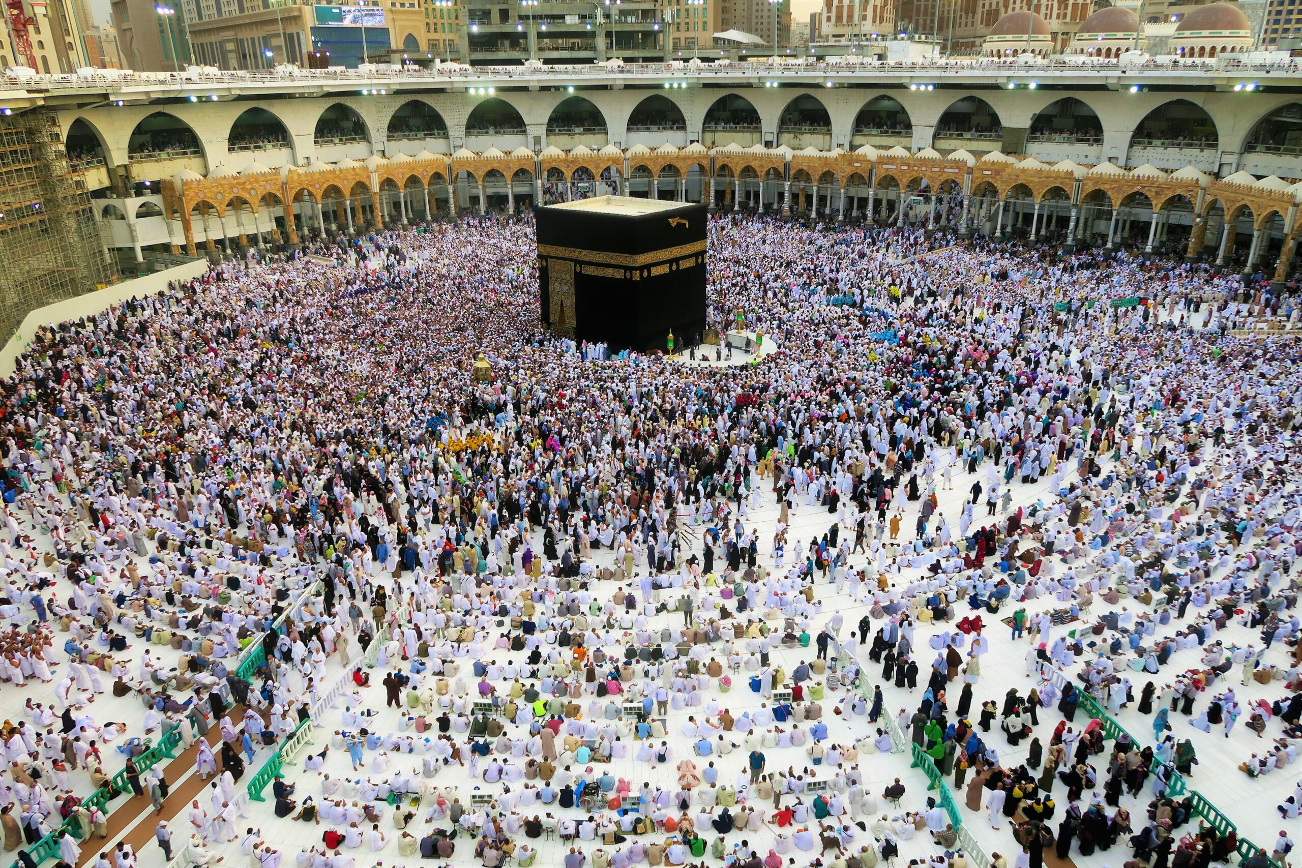 Vista de cima da Kaaba um edifício construído pelo Profeta Abraão envolta de centenas de mulçumanos.