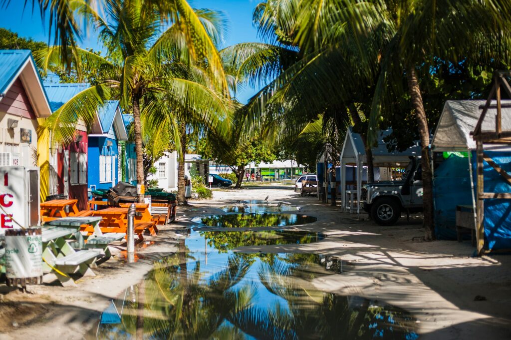 Casas coloridas na ilha tropical de Barbados, no Caribe. Representa seguro viagem para Barbados.