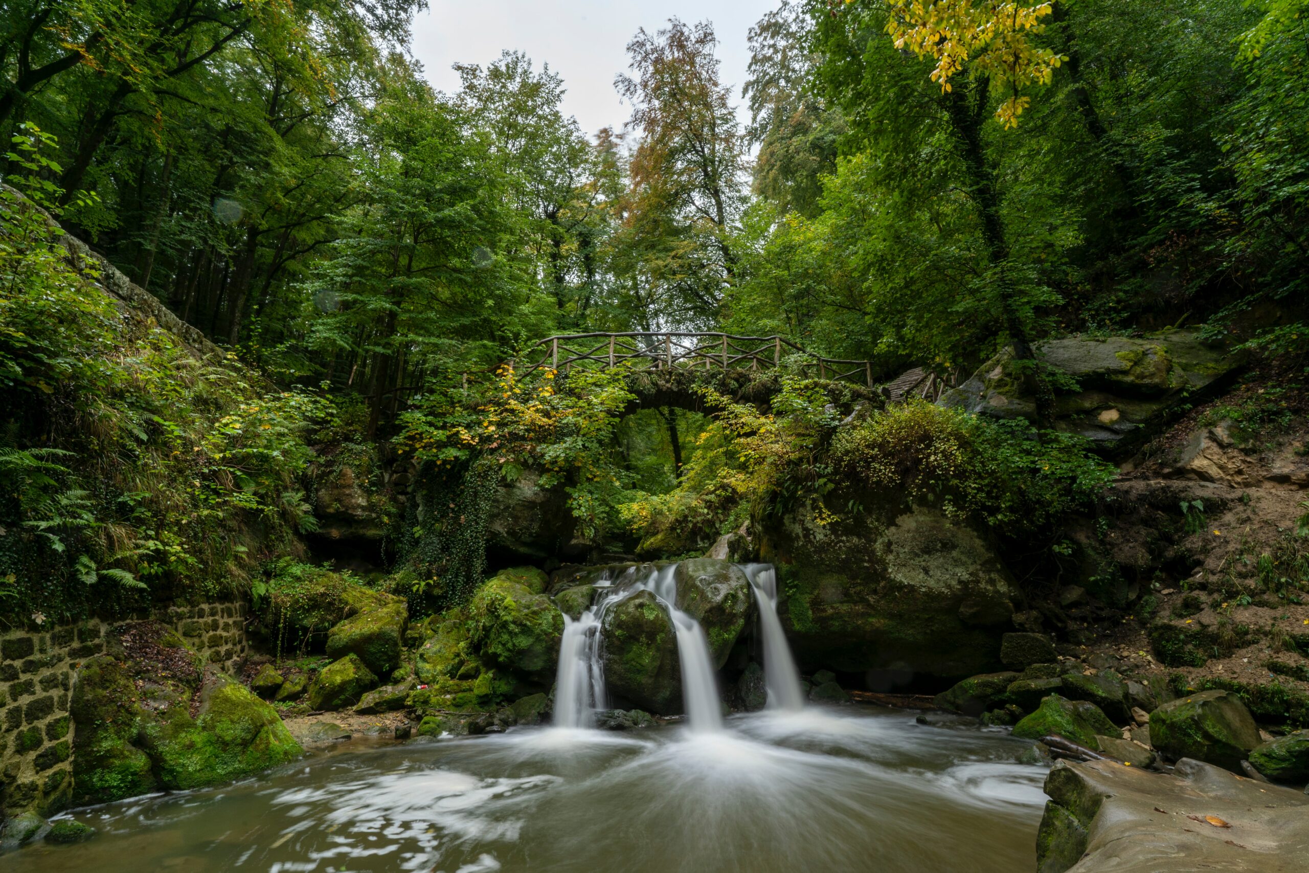 Vista da cachoeira Schiessentümpel em Luxemburgo em volta a natureza.