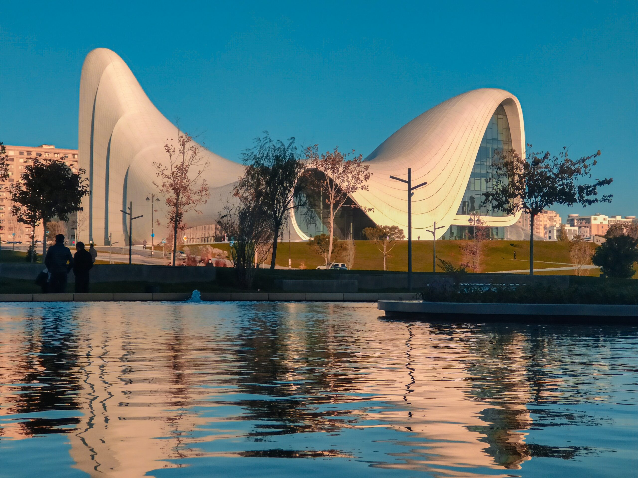Vista da arquitetura do Centro Heydar Aliyev, Baku, Azerbaijão -Representa seguro viagem para  Azerbaijão.