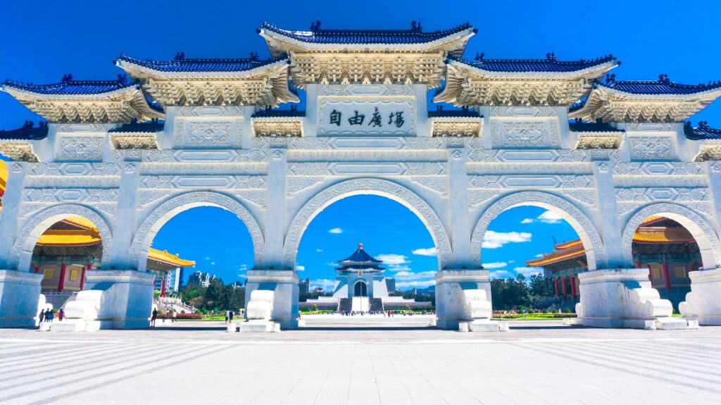 Vista do Memorial Chiang Kai-shek com arquitetura branca. Representa seguro viagem para Taiwan
