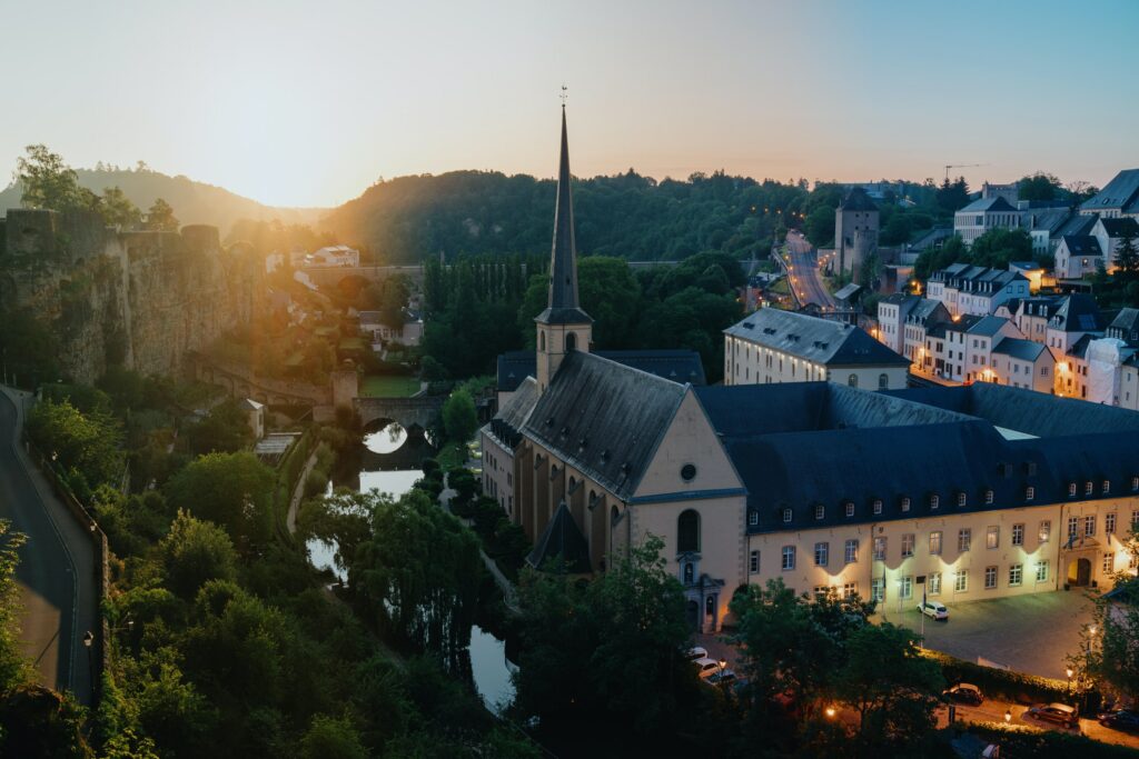 Vista de casas e lago da Cidade de Luxemburgo, Luxemburgo - Representa seguro viagem para Luxemburgo.