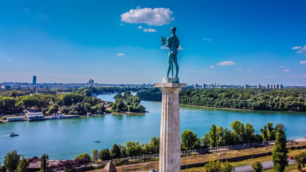 Vista da cidade  Kalemegdan, Belgrado, Sérvia com a escultura The Victor.
