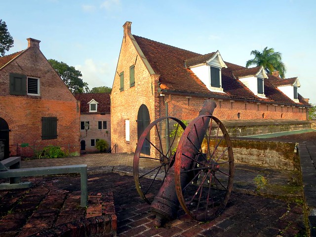 Forte Zeelandia, um local antigo e construído em 1667, com um canhão virado para o ar e algumas casas ao redor, para representar o seguro viagem para Suriname