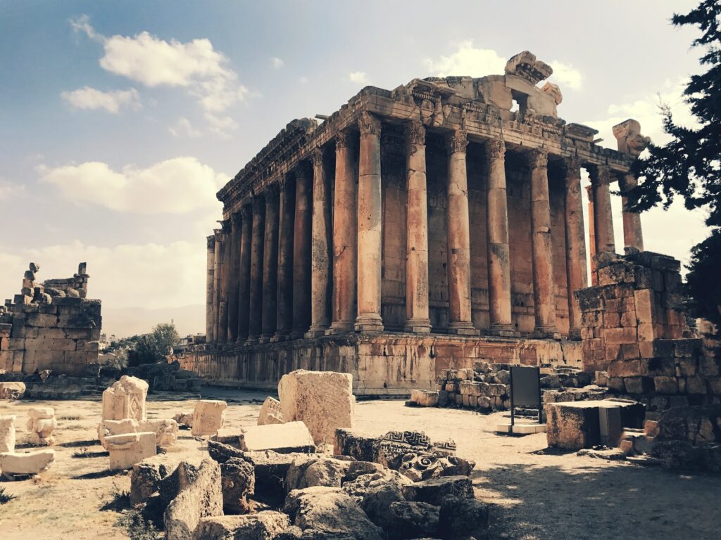 Templo de Baco no Líbano, uma construção em estilo grego, parecido com as acrópoles gregas, com outras ruínas antigas ao redor, para representar o seguro viagem para o Líbano