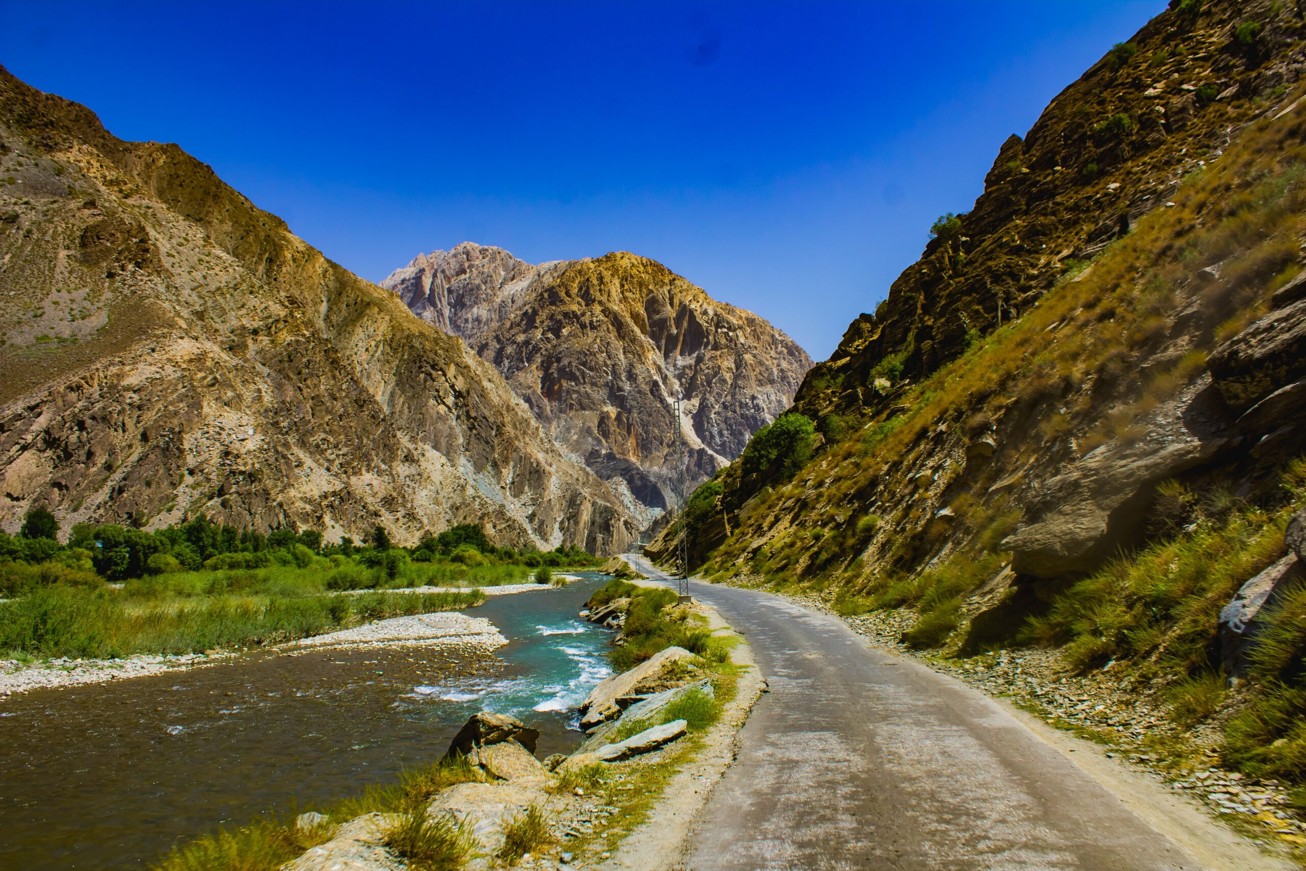 Vista da estrada em Garam Chashma, Chitrāl, Paquistão  em meio a montanhas - Representa seguro viagem Paquistão.