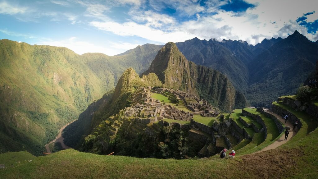 Machu Picchu no Peru, ruínas incas rodeadas por montanhas e muita vegetação, para representar o seguro viagem para América do Sul