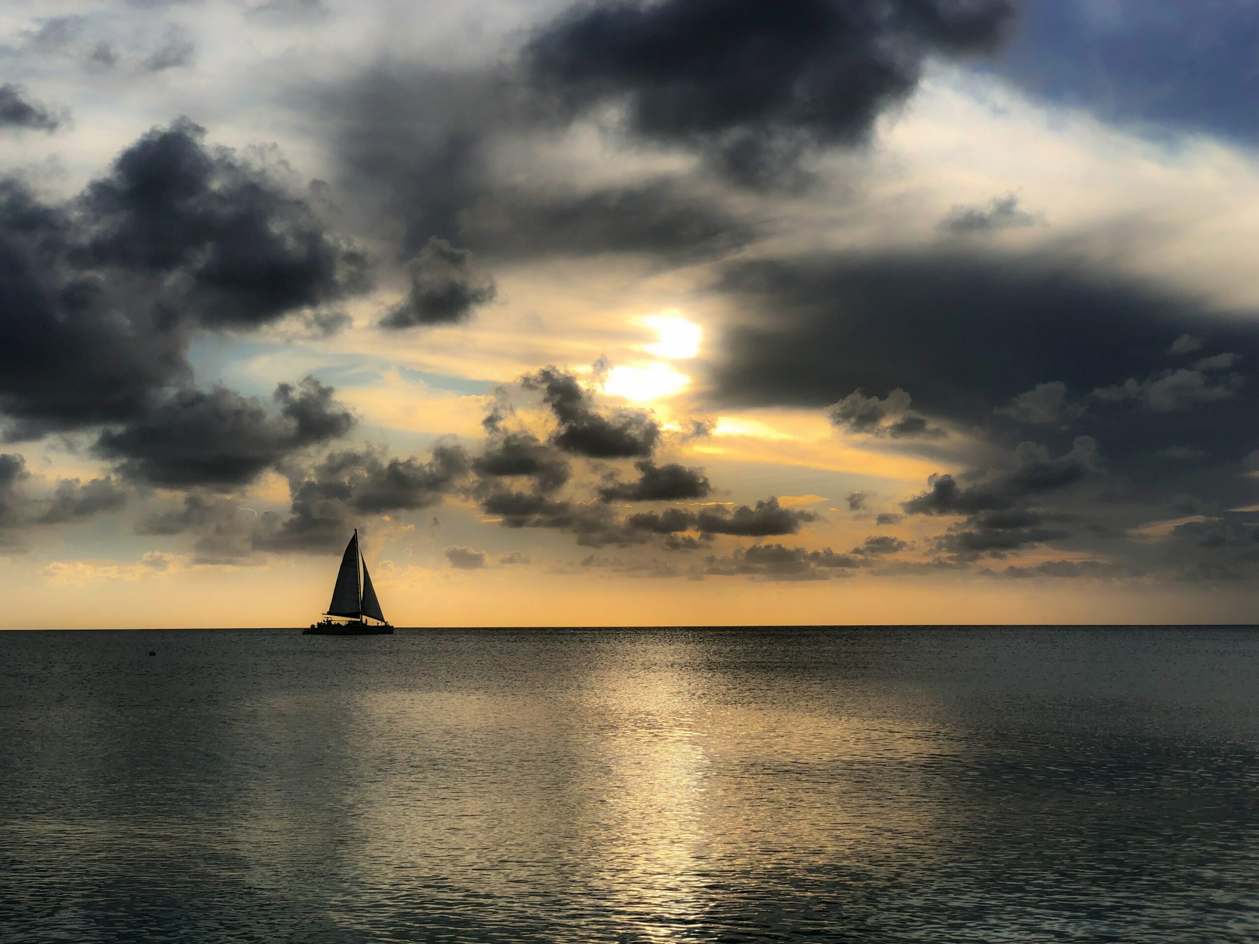 Vista do entardecer no mar em Grand Cayman, Ilhas Cayman - Representa seguro viagem para Cayman