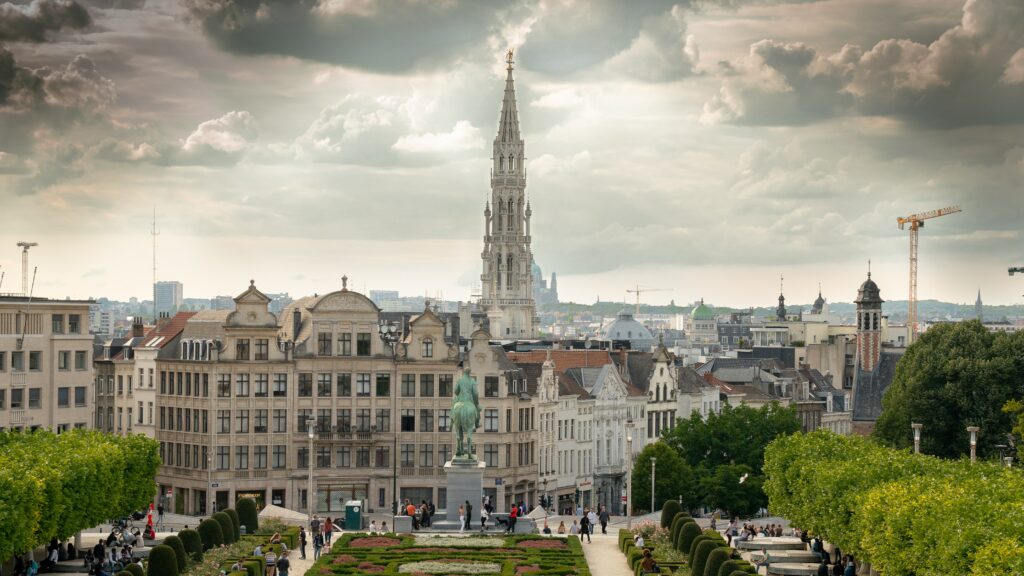 Vista do Grand Place em Bruxelas em um dia nublado.