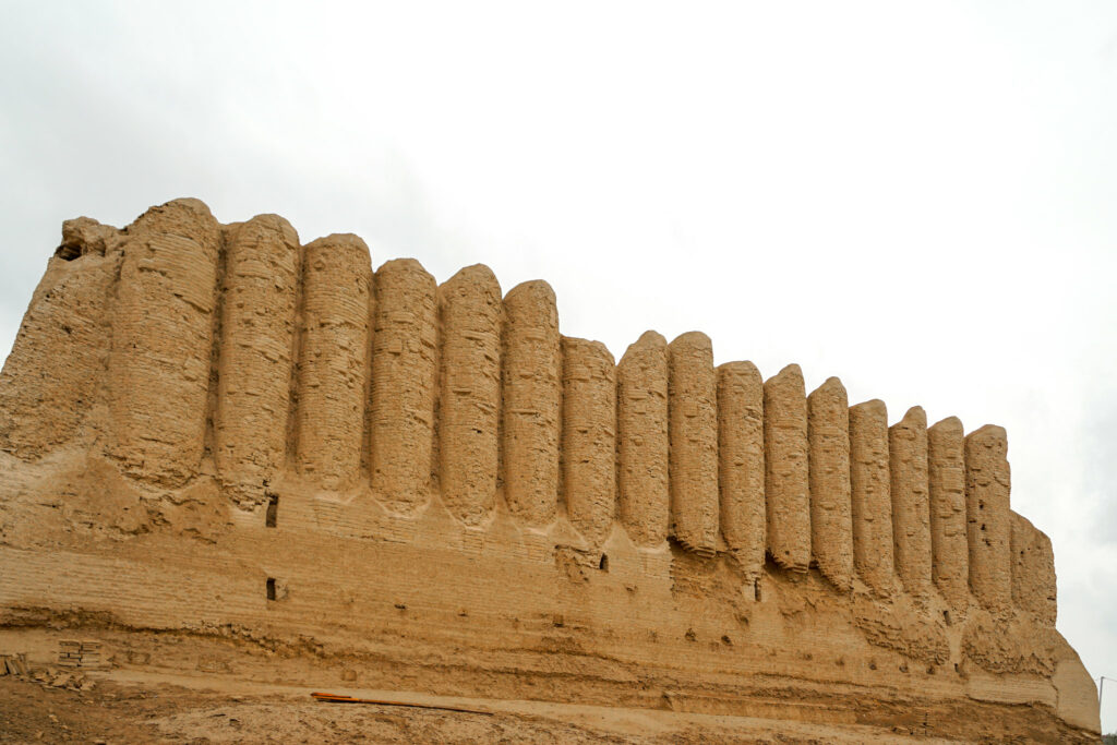 Great Kyz Kala em Turcomenistão, um monumento enorme de pedra no meio do deserto, para representar o seguro viagem para Turcomenistão