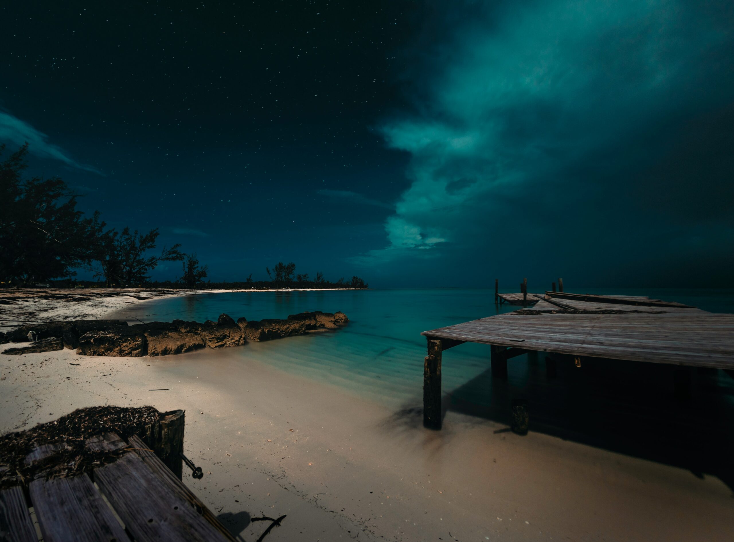 Vista da praia Jaws em Nassau, Bahamas durante a noite - Representa seguro viagem para Nassau.