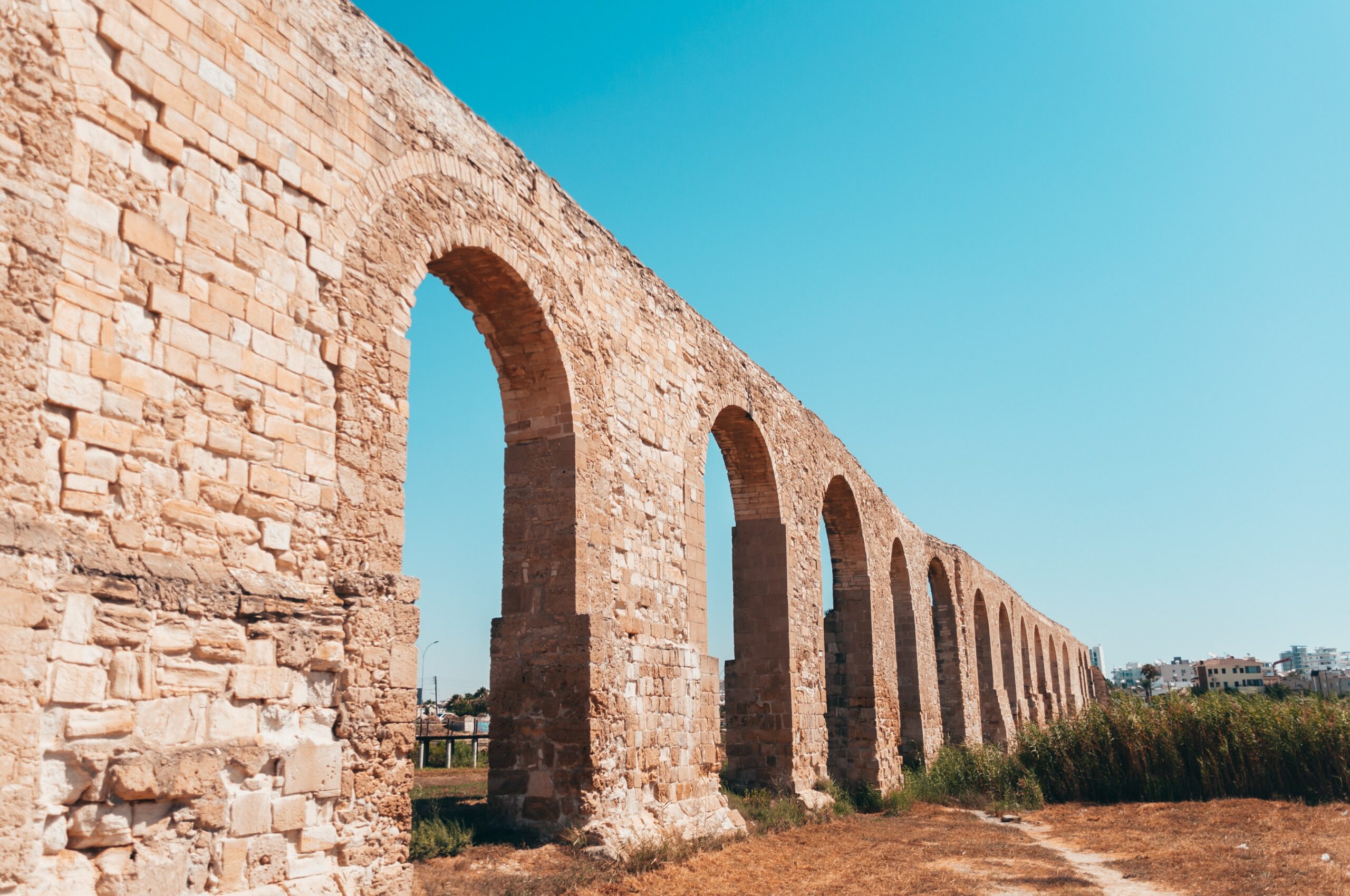 Vista da ruína Kamares Aqueduct. em Larnaca, Chipre - Representa seguro viagem Chipre
