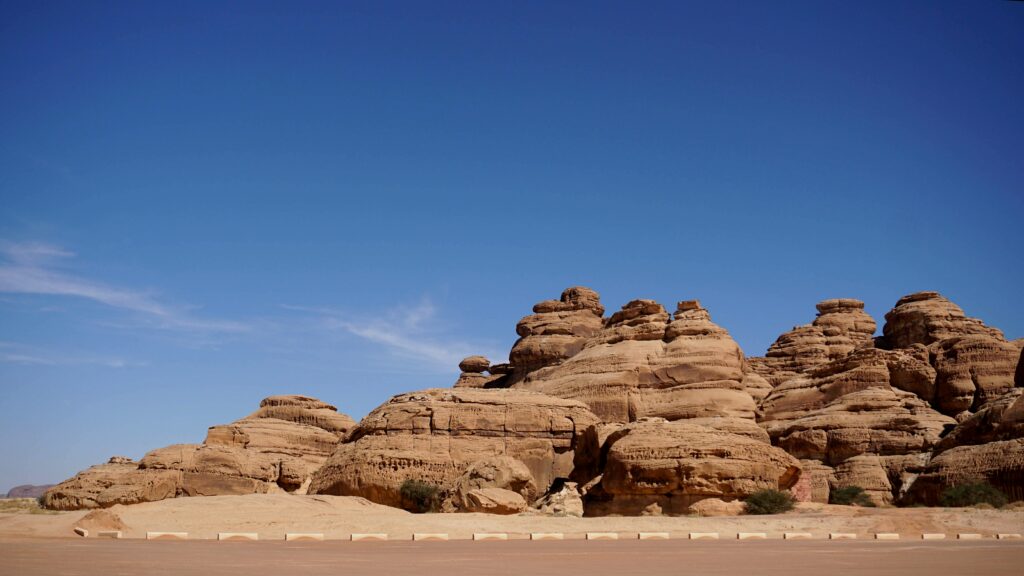 Vista de montanhas de rochas em Madain Saleh, Arábia Saudita.