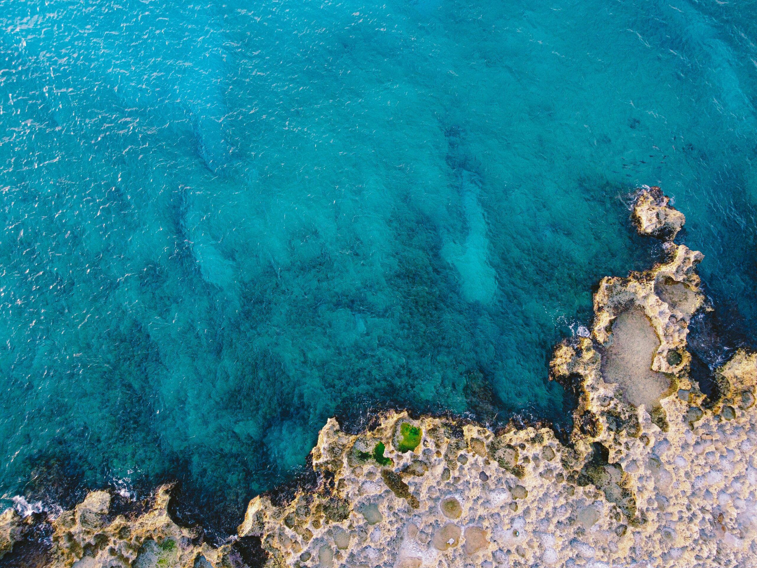 Vista do mar azul turquesa na Ilhas Cayman 