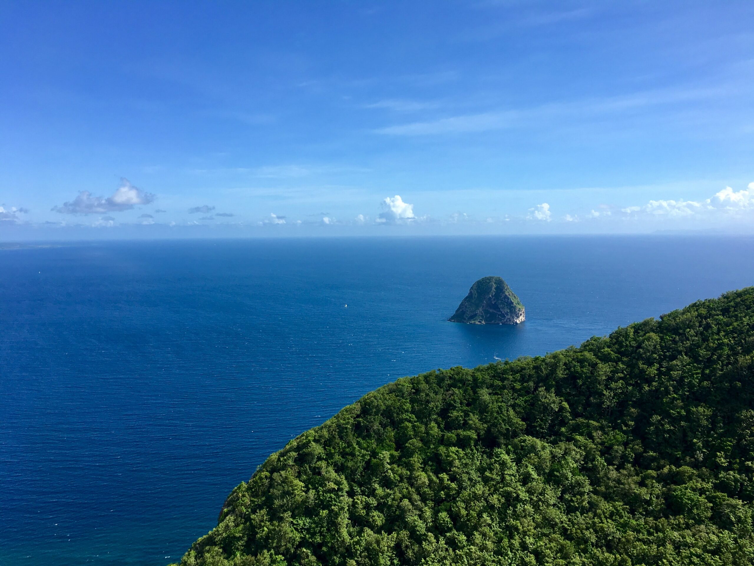Vista de Rocher du Diamant de Morne L'archer em Martinica. Representa seguro viagem para Martinica.
