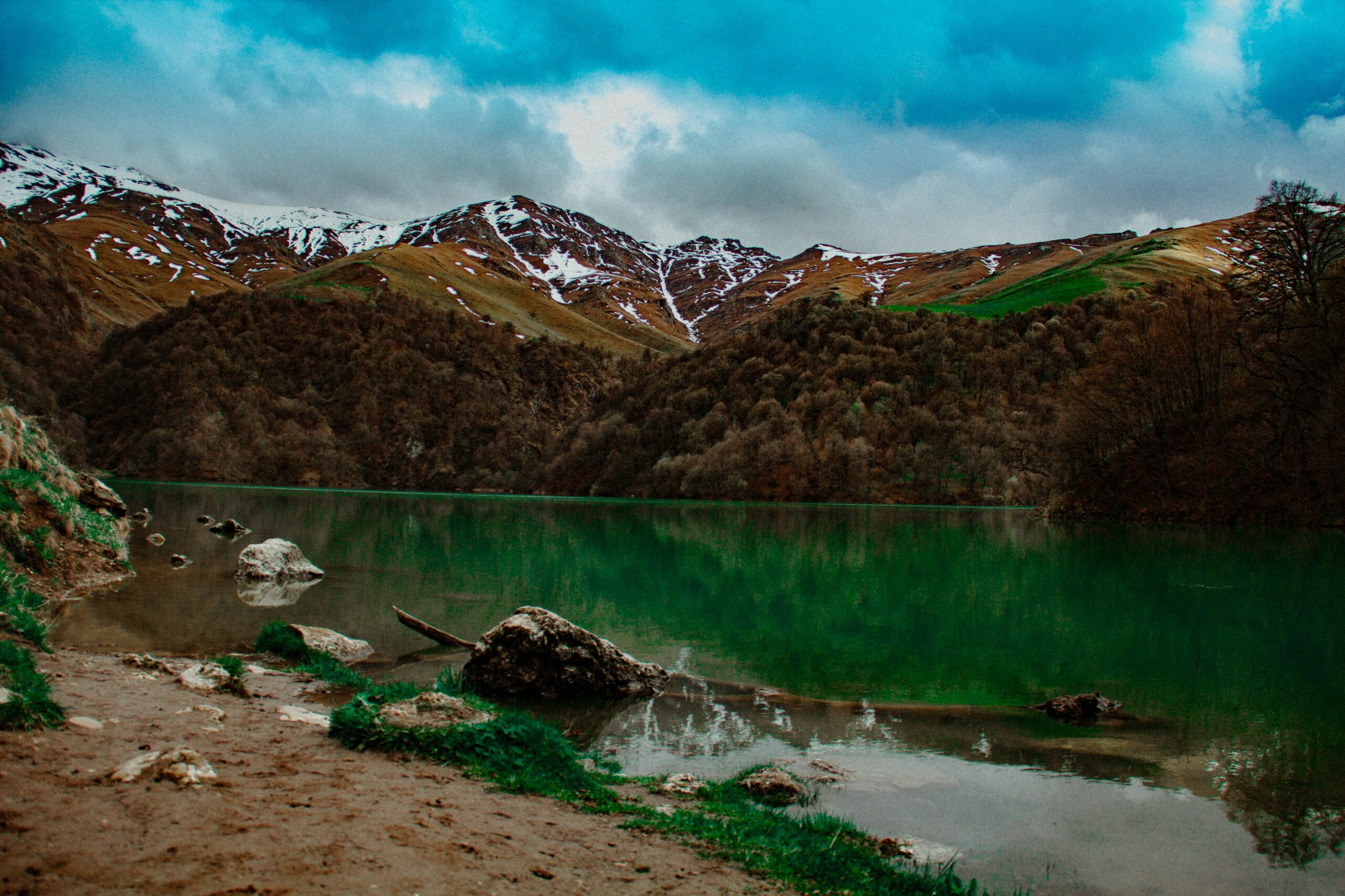 Vista de um lago na montanha em Maralgol, Azerbaijão.