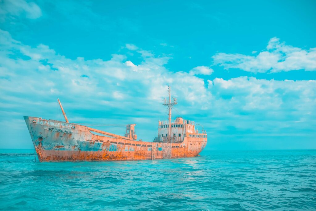 La Famille Express Shipwreck na Ilha de Providenciales, um navio abandonado e enferrujado no mar, a embarcação tem tons de laranja, para representar o seguro viagem para Turks e Caicos