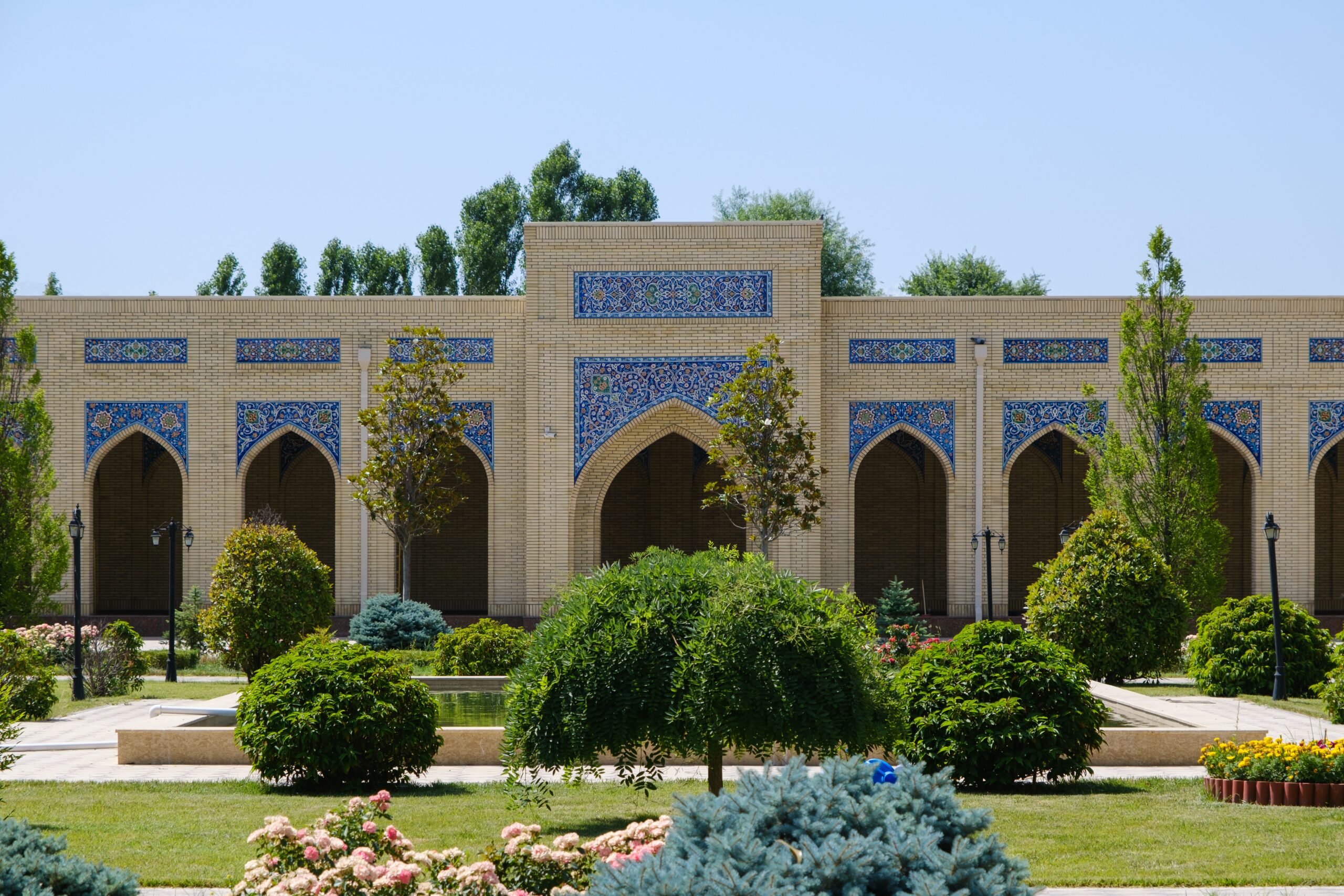 Vista da frente da Mesquita Marifat em Zaamin, Uzbequistão - Representa seguro viagem Uzbequistão.