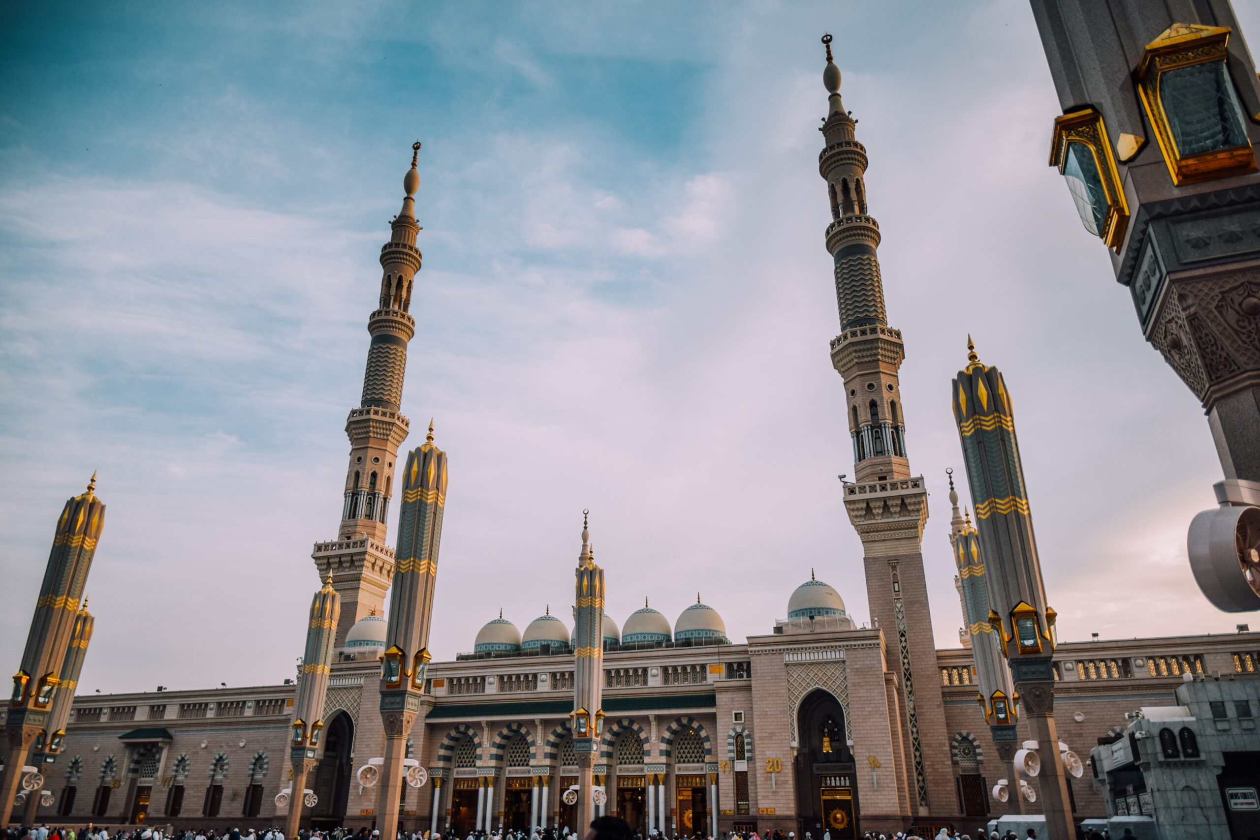 Vista da Mesquita Nabawi, Madina, Arábia Saudita. Representa seguro viagem para Arábia Saudita.