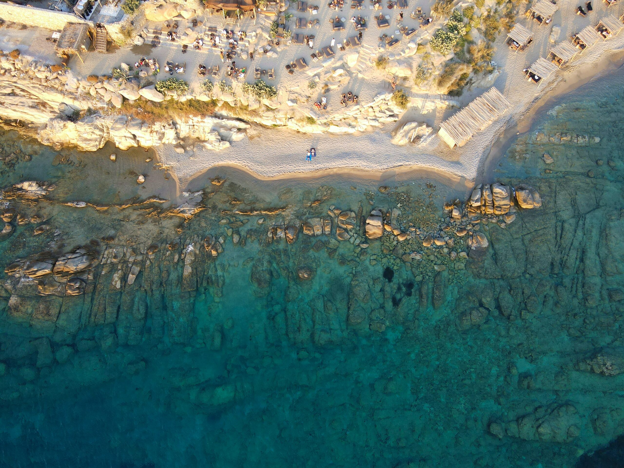 Vista de cima, tirada ao lado de Scorpios em Mykonos, Cyclades, Grécia.- Representa seguro viagem Mykonos.
