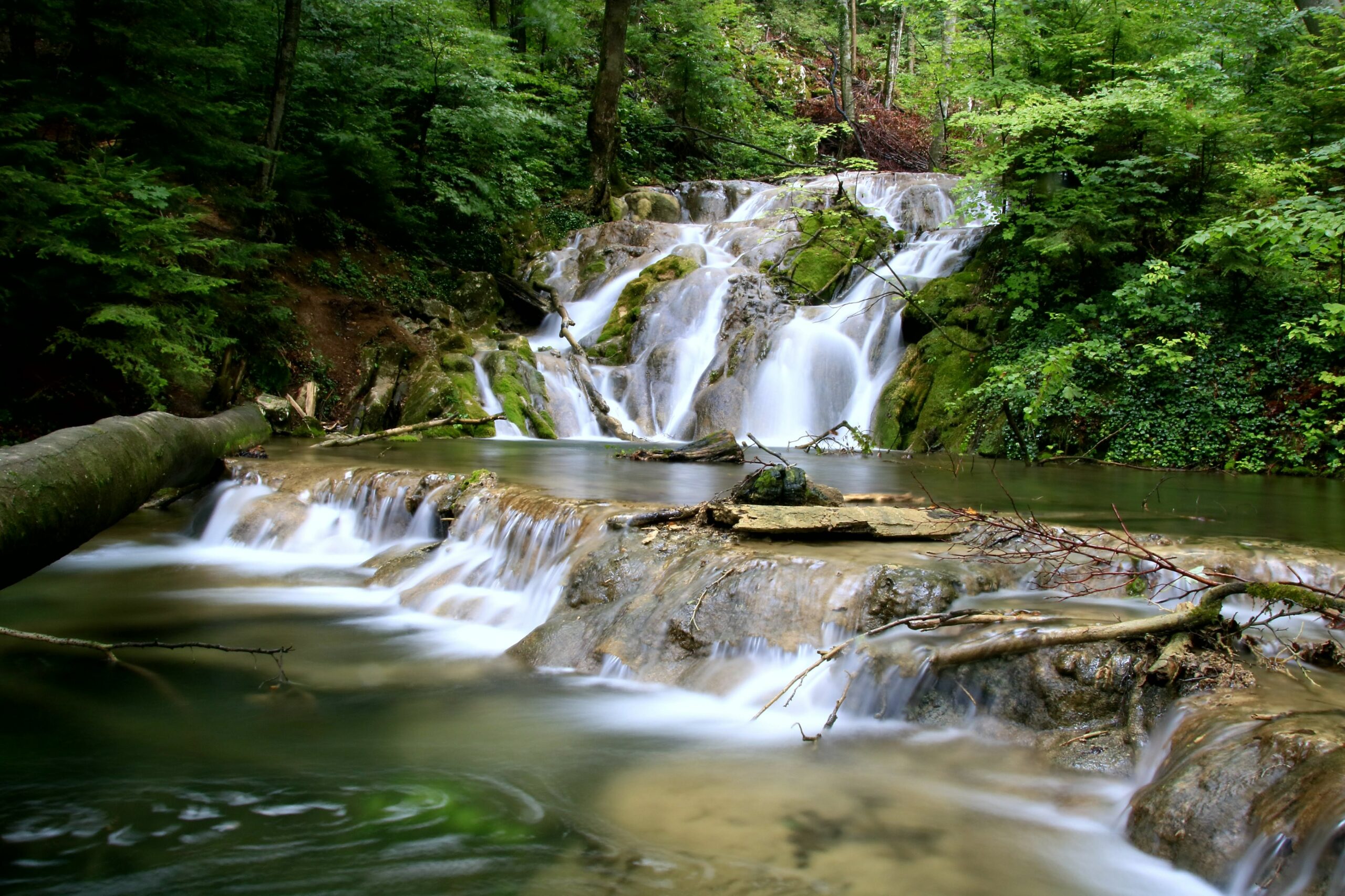 Cachoeira no National Park Cheile Nerei, Oravita, Romênia.