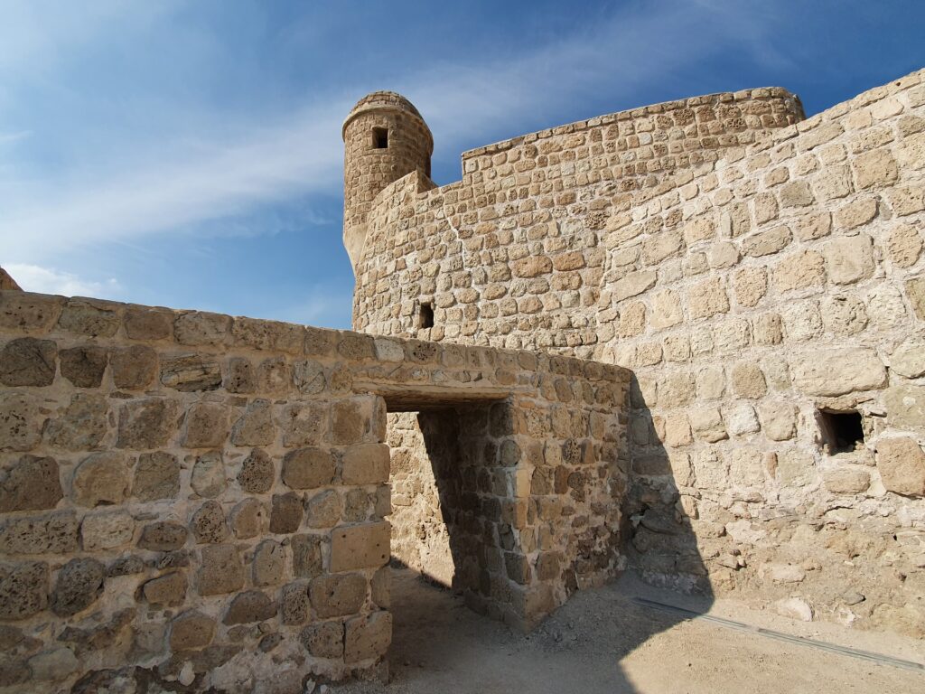 Forte de Barém na capital de Barein, um local inteiro construído com pedras antigas, uma torre com uma pequena janela, e em cada parede é possível localizar uma única e pequena janela, para representar o seguro viagem para Barein