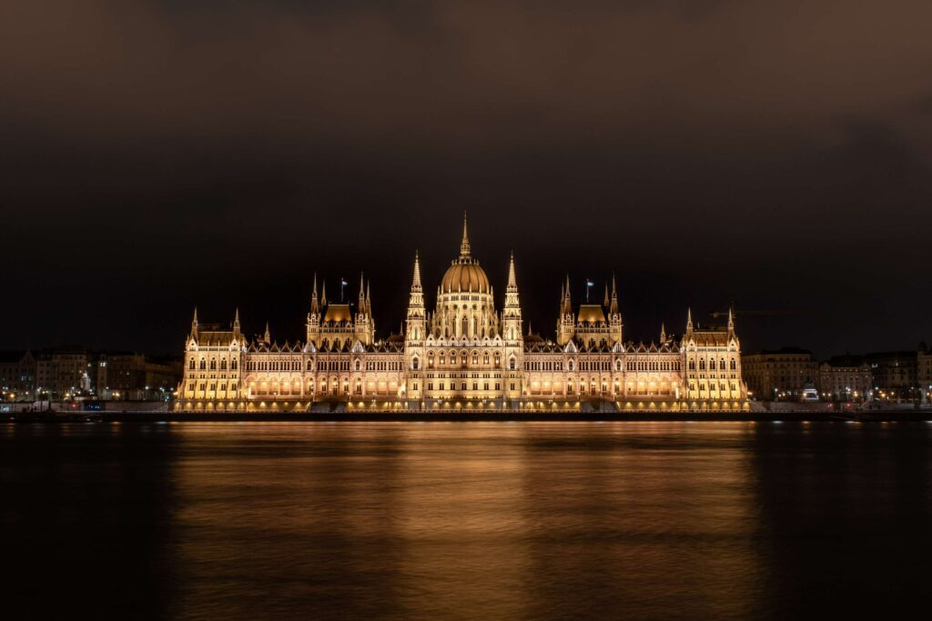 Vista a noite do parlamento de Budapeste. Representa o seguro viagem para Budapeste.