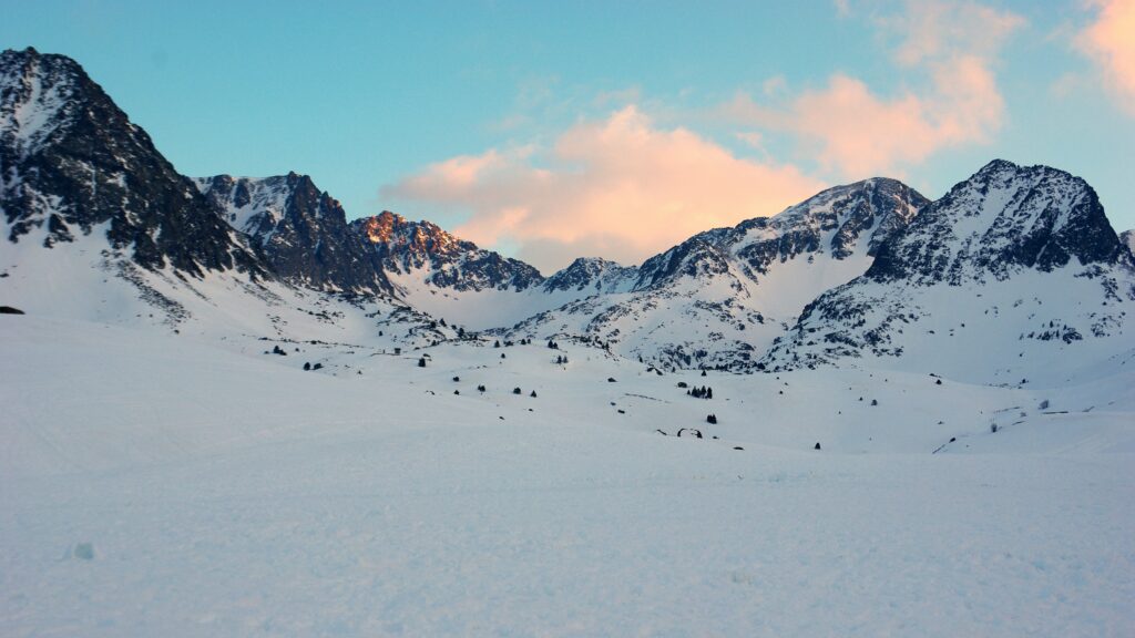 Montanhas nevadas com um céu azul no Resort e Estação de Esqui Pas de la Casa, em Andorra - Representa seguro viagem para Andorra.