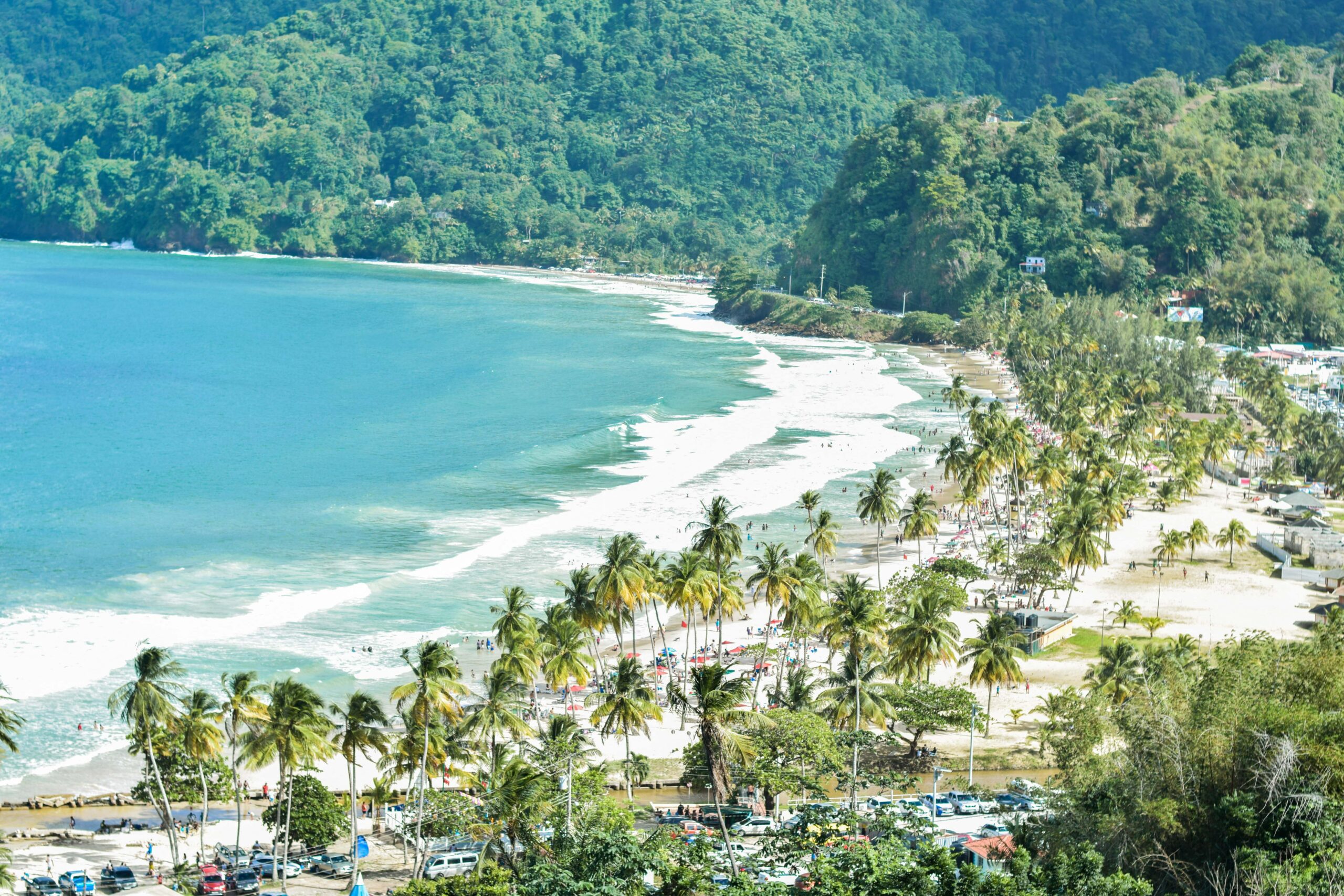 Vista da Praia Maracas, Maracas Bay Village Trindade e Tobagocom mar azul e coqueiro em volta - Representa seguro viagem para Trindade e Tobago.
