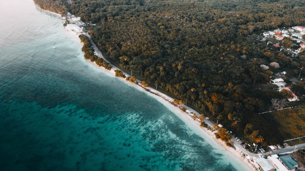 Vista de cima do mar azul turquesa na Praia Store Bay, Trindade e Tobago - Representa seguro viagem para Trindade e Tobago