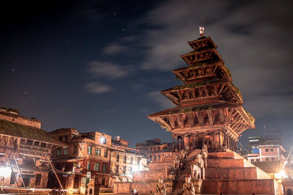 Templo budista Nyatapola em Bhaktapur no Nepal, uma construção com cinco andares que vão diminuindo conforme sobem verticalmente, uma escadaria com pequenos monumentos leva em direção ao templo, para representar o seguro viagem para o Nepal