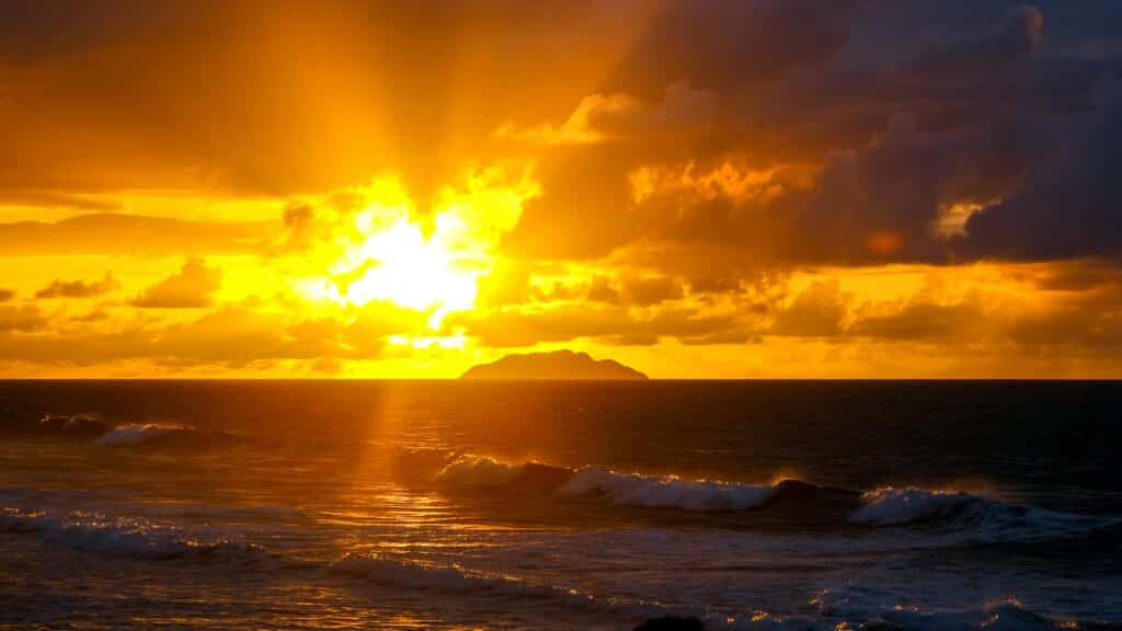 O sol se põe na cidade do surf de Rincon, Porto Rico.