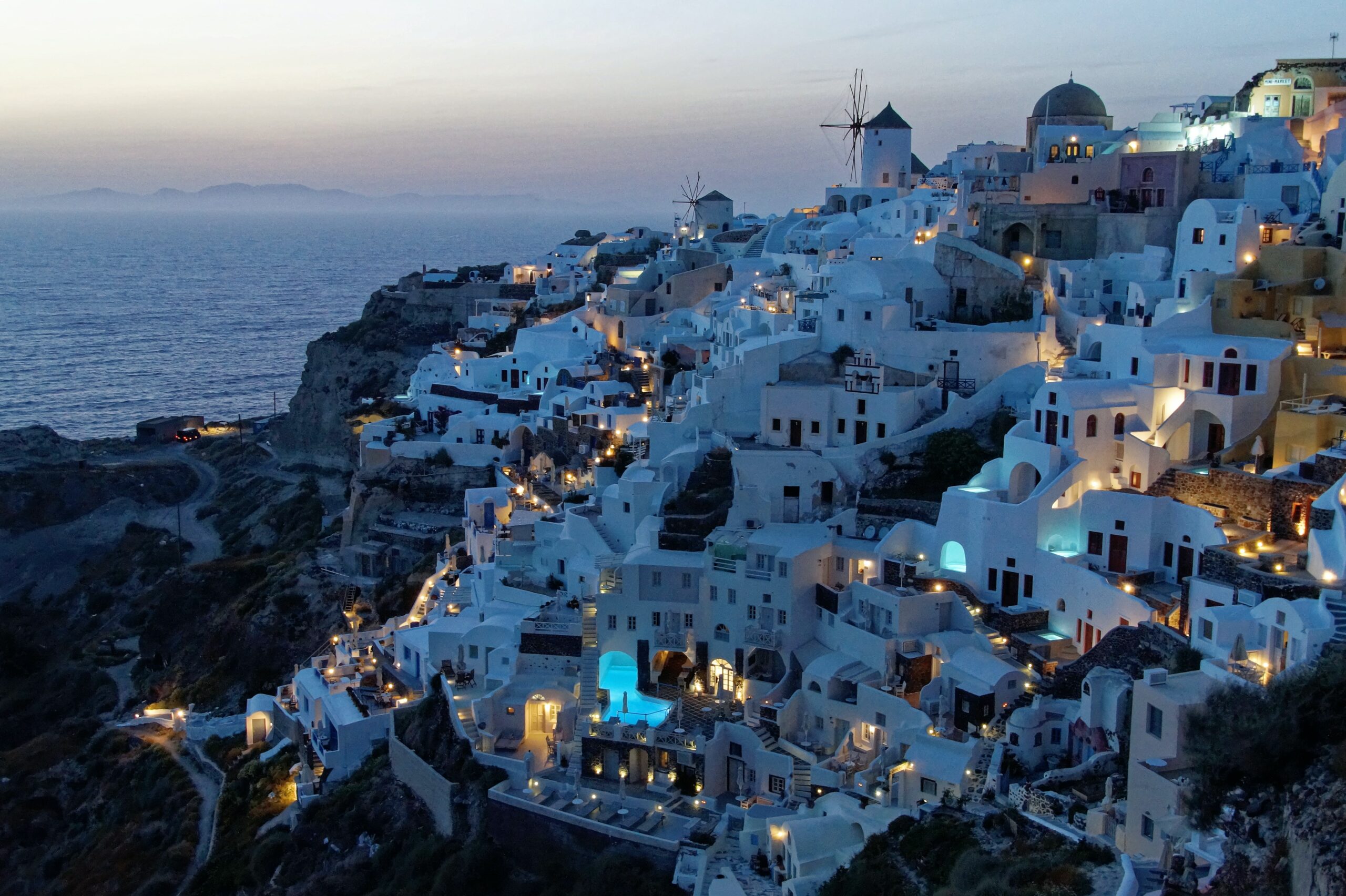 Casas brancas a noite em Santorini, Grécia - Representa seguro viagem em Santorini.