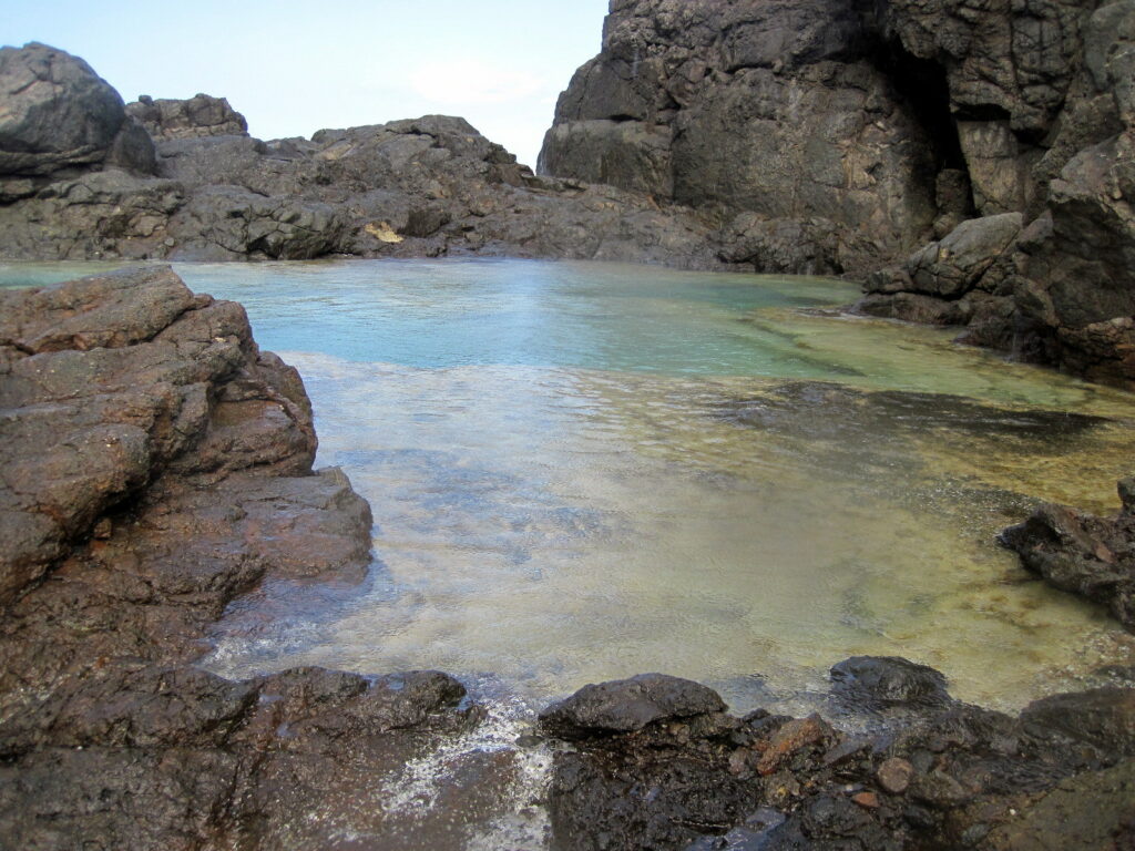 Uma lagoa de águas límpidas por entre rochas, local conhecido como "jacuzzi" 