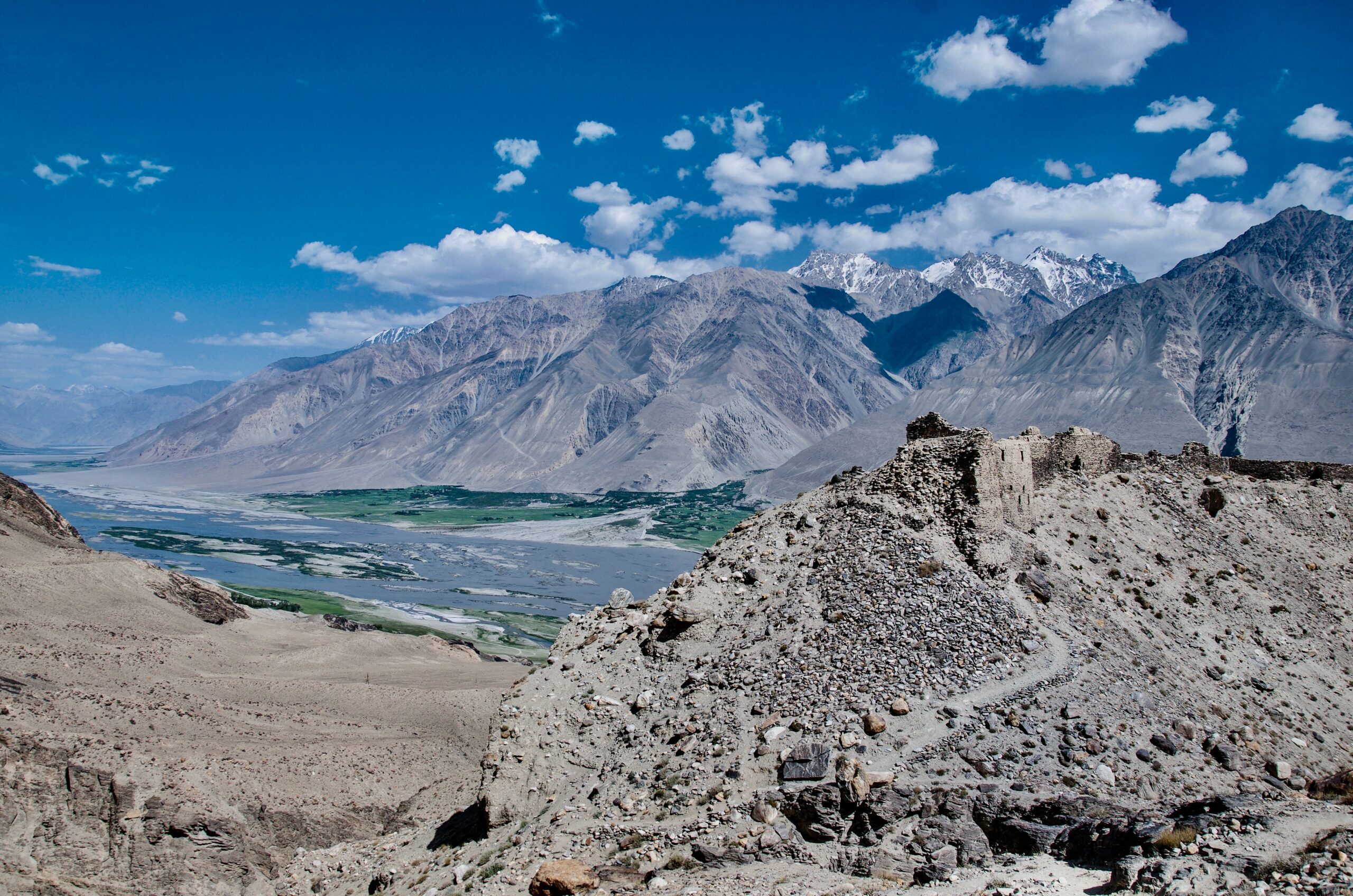 Ruínas da fortaleza da estrada de seda no vale de Wakhan perto de Vrang. Representa seguro viagem para Tajiquistão.
