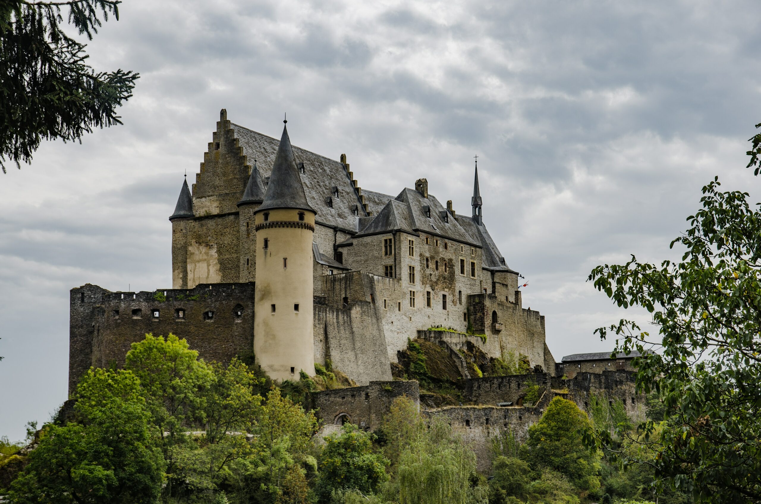 Vista do Castelo Vianden Montée du Château, Vianden,  Luxemburgo - Representa seguro viagem Luxemburgo.