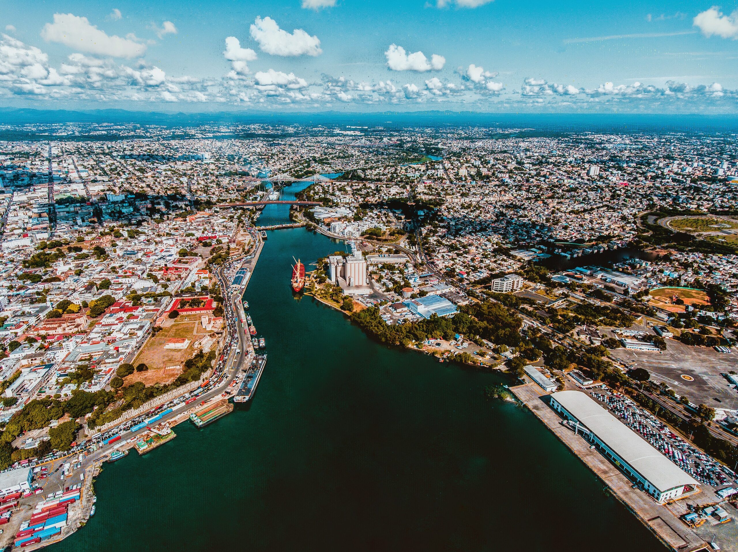 Vista do porto de Sans Souci, Santo Domingo  com casas, prédios e mar - Representa seguro viagem para Santo Domingo.