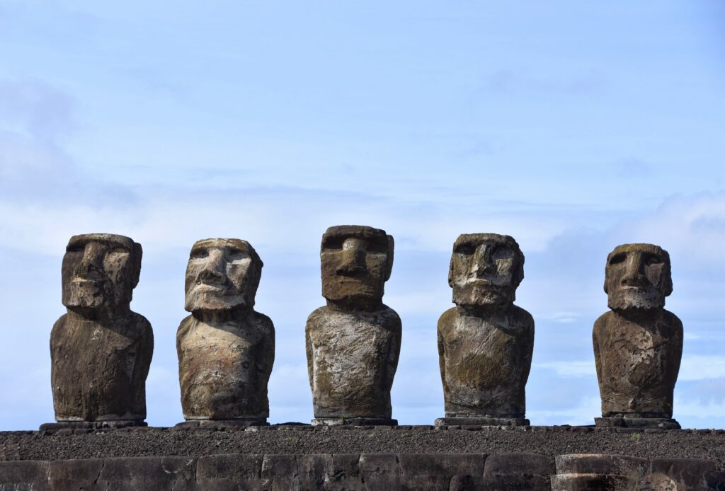 Parque Nacional Rapa Nui na Ilha de Páscoa, quatro estátuas moais, possuem o corpo e o rosto característicos nos outros monumentos pertencentes a ilha, a diferença é que esses tem o corpo junto ao rosto, de pedra muito escura, para representar o seguro viagem para Ilha de Páscoa