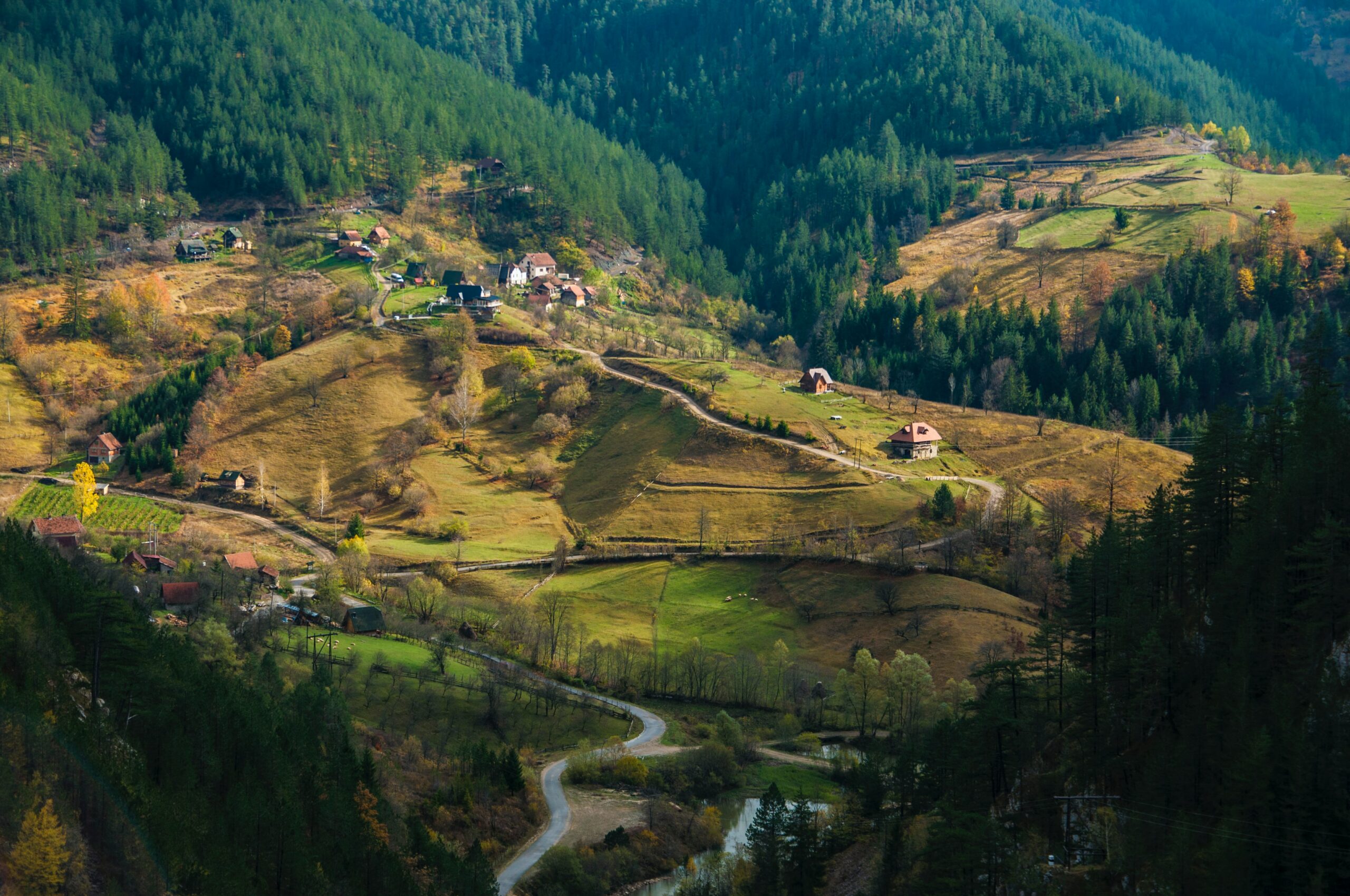 Vista da Zaovine, Sérvia com casas em meio a natureza. Representa seguro viagem para Sérvia.