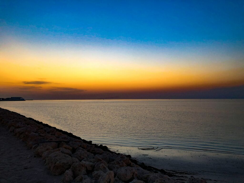 Vista da baia de Bahrein, Manama, com pôr do sol e o mar a frente.