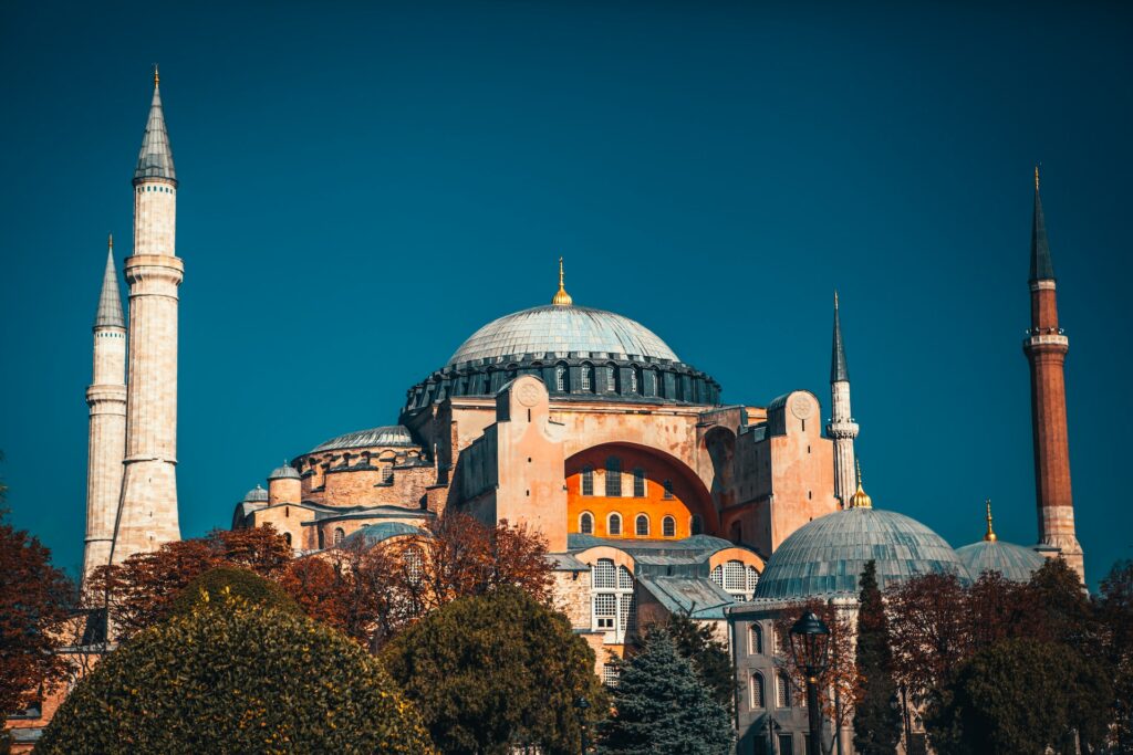 vista da Basílica de Santa Sofia, em Istambul, com abóbadas azuis e detalhes em bege, que pode ser fotografada com o chip internacional para Turquia