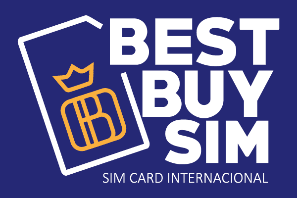 banner azul escuro em formato retangular com os dizeres "Best Buy Sim" em branco e bem grande ao lado de um desenho vazado de um chip de celular. Embaixo do logo está escrito, também em branco, "Sim Card Internacional"