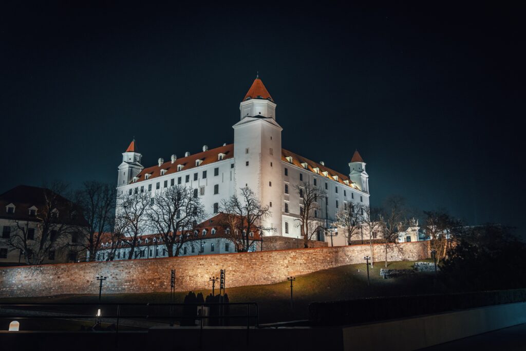 Vista do Castelo de Bratislava na Eslováquia iluminado durante a noite.