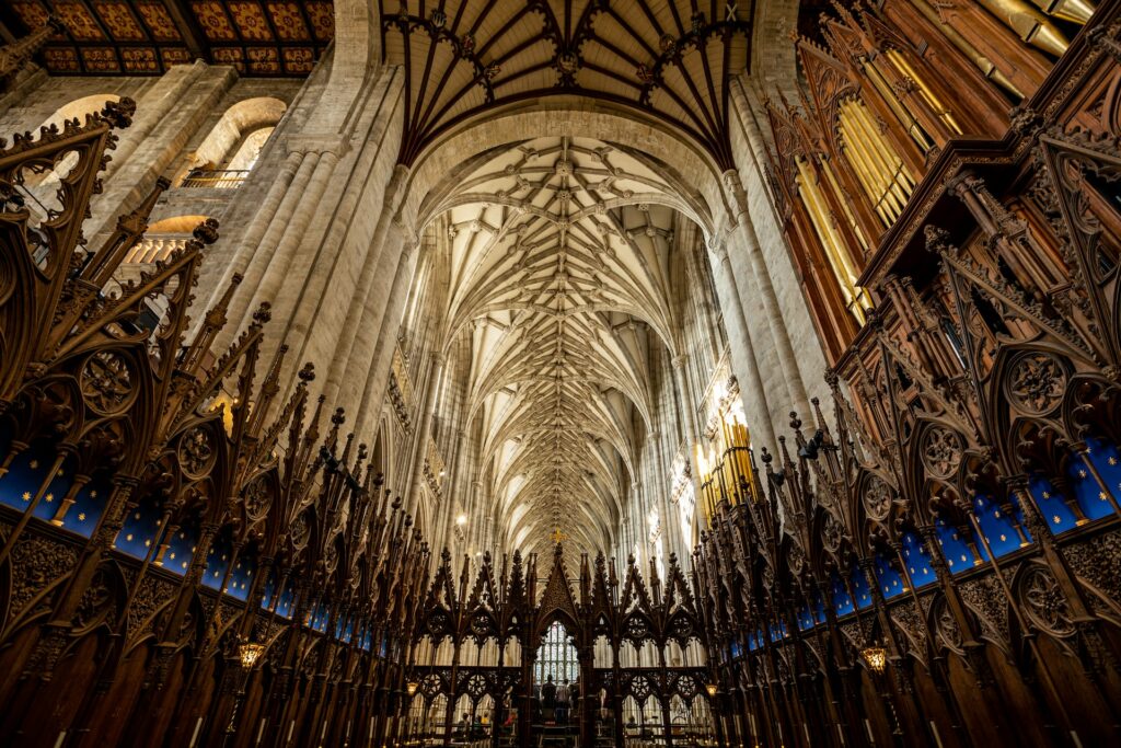vista do interior da Winchester, muito decorada e cheia de detalhes em estilo neogótico, que pode ser fotografada com o chip internacional para a Inglaterra