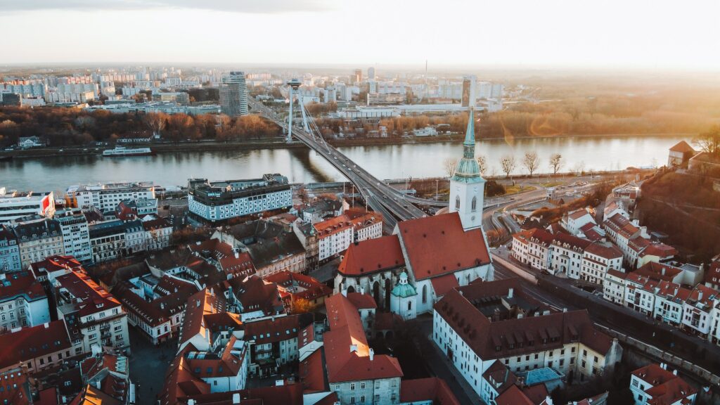 Vista de cima da cidade de Bratislava, com a Catedral de de São Mart Bratislava no centro com várias casa em volta durante o dia.