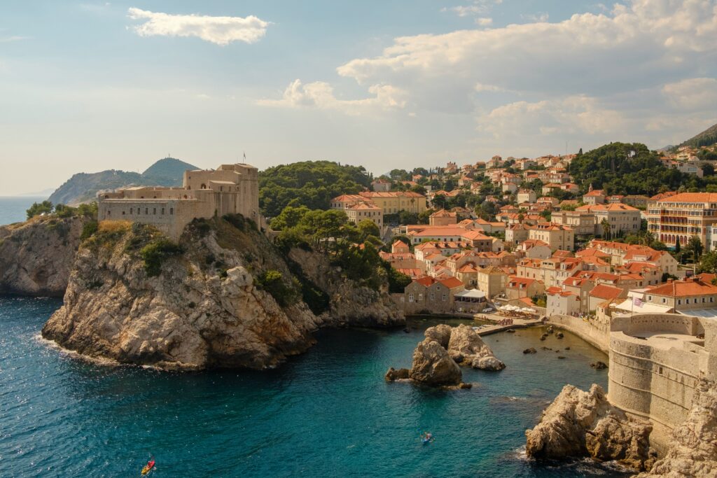 Vista da Dubrovnik, na Croácia durante o dia com várias casas. Representa chip internacional para a Croácia.